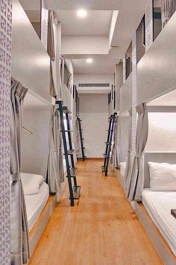 Capzule Bed Phuket Hostel Buitenkant foto