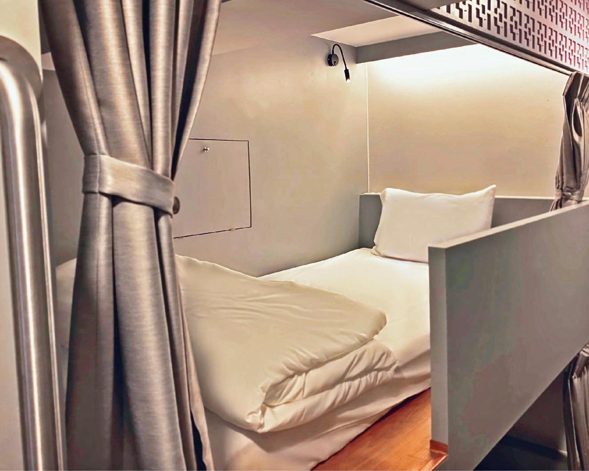 Capzule Bed Phuket Hostel Buitenkant foto