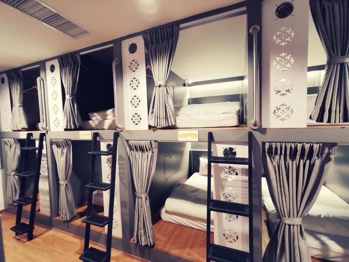 Capzule Bed Phuket Hostel Buitenkant foto